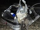 Po nehod dvou mladík byl jejich Peugeot totáln zniený (7. bezna 2003)