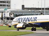 Letadlo spolenosti Ryanair na letiti v Manchesteru. Ilustraní foto