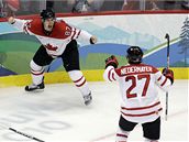 GLADITOI NA LED. Sidney Crosby (vlevo) prv vstelil vtzn gl Kanady v prodlouen olympijskho turnaje a raduje se spolu se Scottem Niedermayerem. 