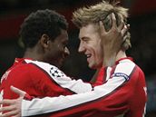 Nicklas Bendtner (vpravo) pijm gratulace od Abou Diaby z Arsenalu.