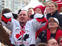 Vancouver, Robson Square - Kanaan slav zlato svch hokejist v olympijskm turnaji