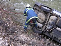 Auto bez nezrann idiky tahali hasii z ky Punkvy v Blansku