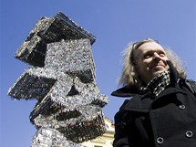 Vtvarnk Ji David odhalil na nmst Franze Kafky svou "klovou sochu"