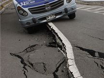 Zemtesenm znien silnice v chilskm Talcahuanu. (28. nora 2010)