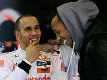 Lewis Hamilton pi testech v Barcelon v rozhovoru s hvzdnm tonkem mstnho slavnho fotbalovho klubu FC Barcelona.