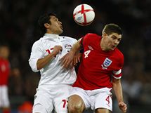 Steven Gerrard z tmu Anglie (vpravo) bojuje o m s Ahmedem Hassanem z tmu africkch ampion z Egyptu. 
