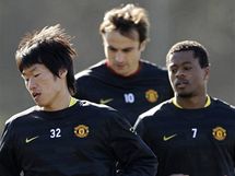 Park i Sung (vlevo), Patrice Evra (vpravo)  a Dimitar Berbatov na trninku Manchesteru United