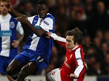 Tom Rosick z Arsenalu pad po souboji se Silvestrem Varelou z FC Porto v utkn Ligy mistr