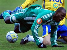 TO BOL. Ibe Stanley, tonk stkovskch Bohemians Praha, pad na trvnk po zkroku teplickho obrnce Mateje Sivy.