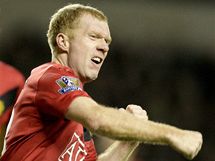 100. GL. Paul Scholes, zlonk Manchesteru United, oslavuje svoji jubilejn trefu. Dal svj st gl  v Premier League.