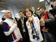 Rychlobruslaka Martina Sblkov ukazuje fanoukm a novinm medaile po svm pletu ze zimnch olympijskch her ve Vancouveru.