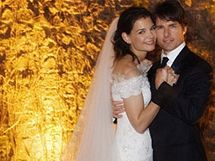 Katie Holmes a Tom Cruise se oblékli u Armaniho