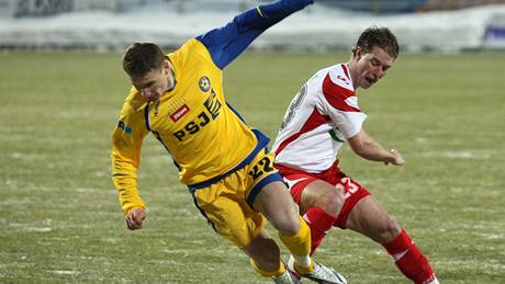 NETREFIL SE. Jihlavský úto�ník Muris Me�anovi� (ve �lutém) m�l v souboji se Zlínem hned na za�átku zápasu obrovskou �anci ke skórování, jen�e hostujícího gólmana Skácela nep�ekonal. 