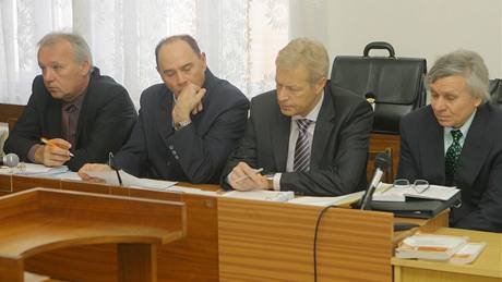 Jaroslav Lenhart (druhý zleva) a Bohumil Dolák (vpravo) u soudu v eském Krumlov