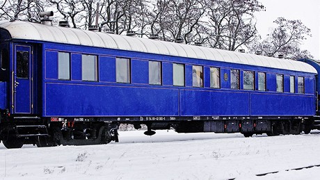 Lokomotiva Albatros na Hlavním nádraí v Praze, hned za ní Masarykv salonní vagon a dalí vozy bné soupravy