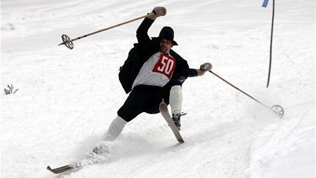 Velké závody v trojkombinaci na historických ski.