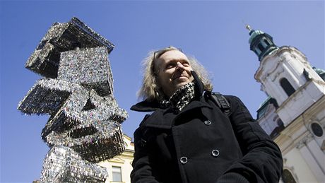 Výtvarník Jiří David odhalil na náměstí Franze Kafky svou "klíčovou sochu"