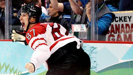 Kanaďan Sidney Crosby se raduje z vítězného gólu v hokejovém finále s USA. (28. února 2010)