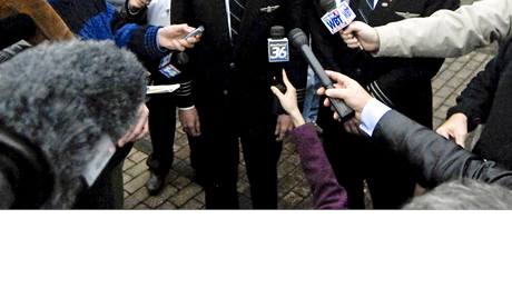 Chesley Sullenberger (uprost�ed), pilot, který v lednu 2009 p�istál s letadlem...