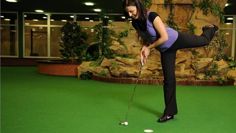 Seriál o golfových pravidlech - doklepnutí míku do jamky.