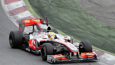 Lewis Hamilton s McLarenem pi testech v Barcelon.