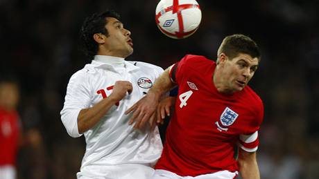 Steven Gerrard z týmu Anglie (vpravo) bojuje o mí s Ahmedem Hassanem z týmu afrických ampion z Egyptu. 