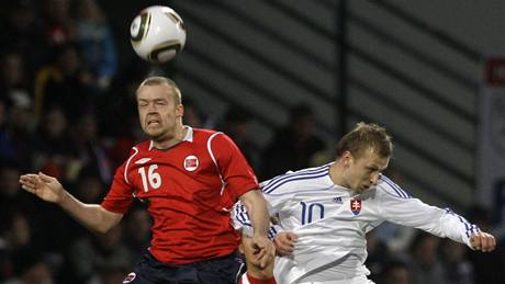 Slovenský fotbalista Marek Sapara (vpravo) ve vzduném souboji s Christianem Grindheimem z Norska.