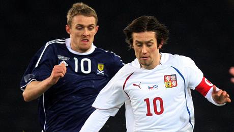 SOUBOJ KAPITÁN�: �eský zálo�ník Tomá� Rosický (vpravo) uniká Darrenu Fletcherovi ze Skotska.