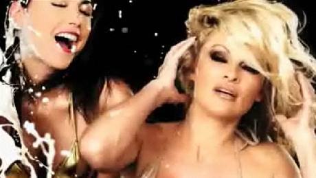 Pamela Andersonová v reklam, která byla v Austrálii zakázána