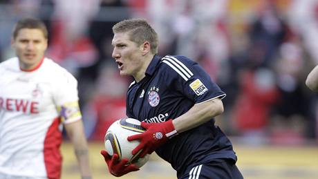 RYCHLE S MÍ�EM NA P�LKU A ROZEHRÁT. Bastian Schweinsteiger z Bayernu Mnichov sp�chá po svém gólu ke st�edovému kruhu. 