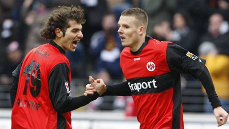 JE TO TAM! Halil Altintop (vlevo) a Alexander Meier z Frankfurtu se radují z gólu v utkání nmecké ligy.