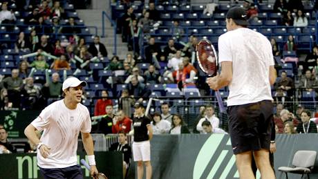 Bob Bryan (vlevo) a John Isner se radují z vít�zství ve �ty�h�e.