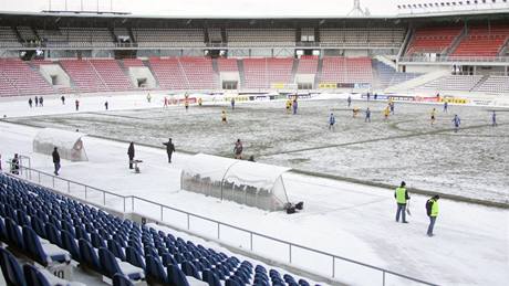 PRÁZDNÝ STADION. Fotbalisté Bohemians 1905 měli od disciplinárky zavřený stadion, a tak fanoušci na Strahov na duel s Olomoucí nemohli. Tribuny tak zůstaly prázdné a pod sněhem.