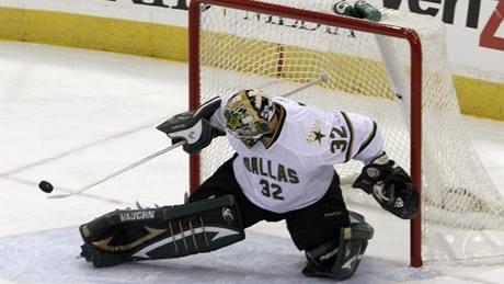 Kari Lehtonen, branká hokejist Dallasu, odráí letící puk.