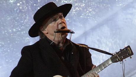 Neil Young vystoupil během závěrečného ceremoniálu ZOH ve Vancouveru.  