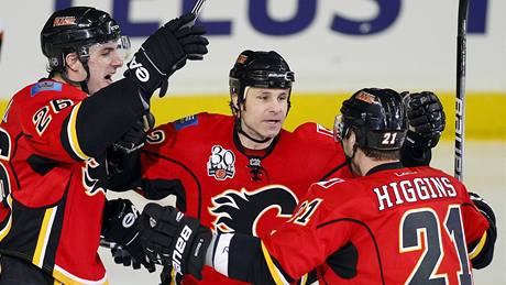 Radost hokejist Calgary, slaví i Ale Kotalík (vlevo). 