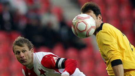 Slavia - eské Budjovice: domácí Stanislav Vlek hlavikuje ped Tomáem Hunalem