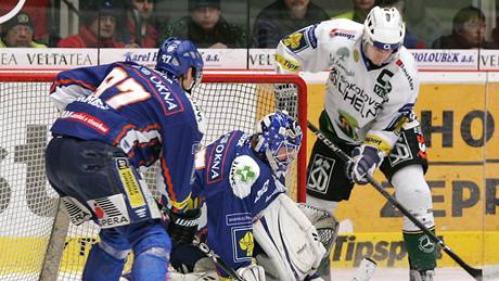 Karlovy Vary - Kladno: domácí Václav Skuhravý ped brankou soupee