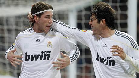 VYROVNAL. Sergio Ramos (vlevo) a Kaká z Realu Madrid oslavují branku madridského klubu