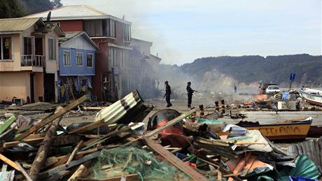 Lidé odstraují následky niivého zemtesení a tsunami v Chile