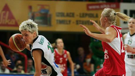 Jelena �kerovi�ová z Frisca Brno uniká Paulin� Pawlakové (vpravo) z hostující Wisly Krakov