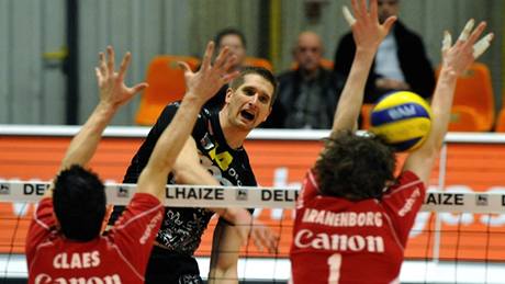 Jan tokr (v erném) z Perugie smeuje v duelu s Asse-Lennikem