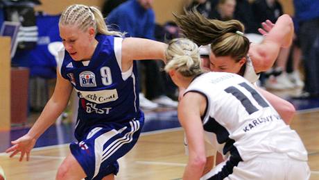 Michaela Uhrová (v modrém) ze Strakonic v souboji s karlovarskými hrákami Kyle DeHavenovou a Janou houdkovou (11)