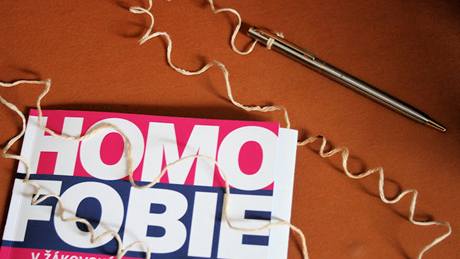 Tu�ku na provázku chce zaslat sdru�ení STUD Du�kovi proto, aby mu nemohla spadnout na zem. Toho se podle svých slov na p�d� �eských drah bojí.