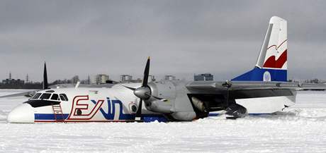 Nákladní letadlo nouzov pistálo na zamrzlém jezee na kraji Tallinnu. (18. bezna 2010)