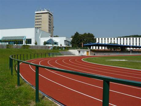 Jiínská radnice se nakonec rozhodla hotelovou ást (v pozadí) oddlit od zbytku sportovního areálu a odprodat ji samostatn.