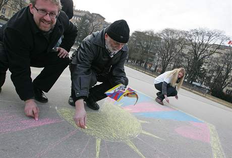 Členové Strany Zelených sbírali na Moravském náměstí v Brně podpisy na petici za Tibet a kreslili tibetskou vlajku na chodník. Na snímku vlevo brněnský zastupitel Martin Ander(10. 3. 2010).