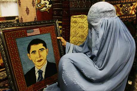 Afghnsk ena dr v ruce zarmovan kus koberce s obrazem americkho prezidenta Barack Obama na vstav u pleitosti Mezinrodnho dne en;Hert, 8. bezna 2010 
