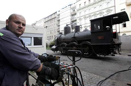 Zprva o minulosti: Praha, Nrodn technickmuzeum - tramvajov parn lokomotiva Gartenau, transport do depa Chomutov, z 2007; ilustran foto