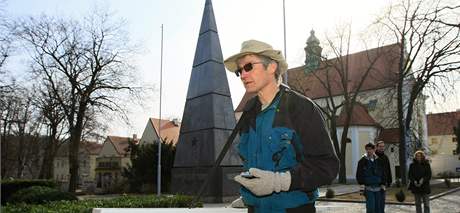 Geodet Viktor Valtr zkoumá prostranství před kontroverzním památníkem rudoarmějců v Králově poli